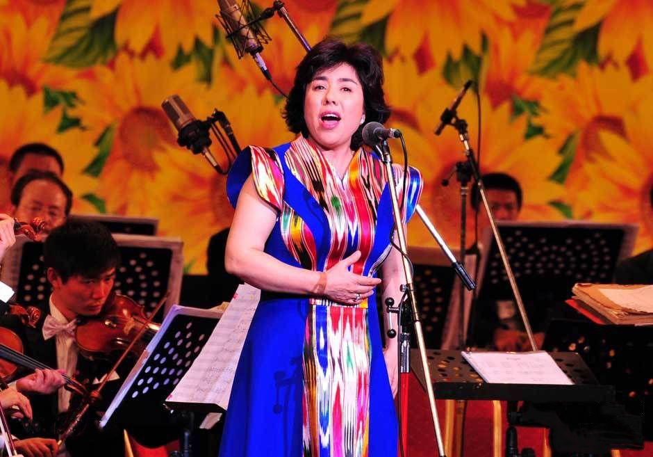 新疆歌唱家迪里拜尔演唱歌曲《塔里木》